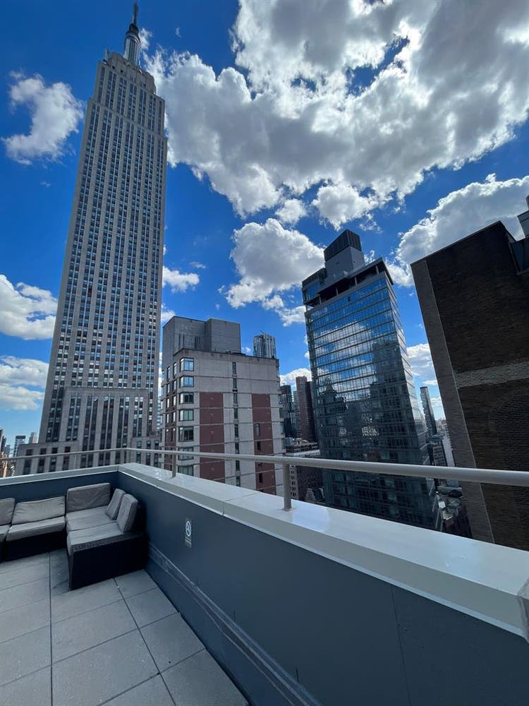 ✨Spacious Studio in Midtown South✨