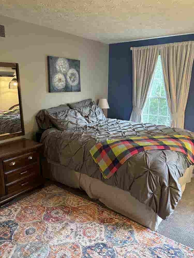 Cozy bedroom w/acc full bathroom