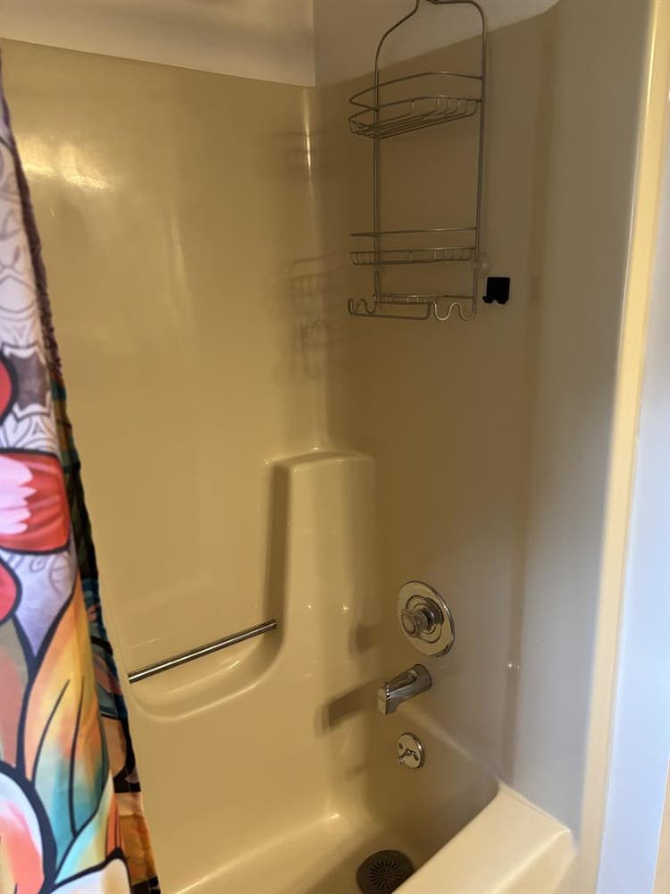 Cozy bedroom w/acc full bathroom