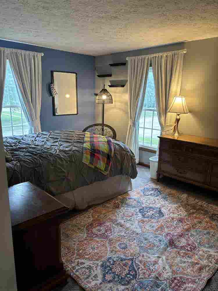 Cozy bedroom w/acc full bathroom