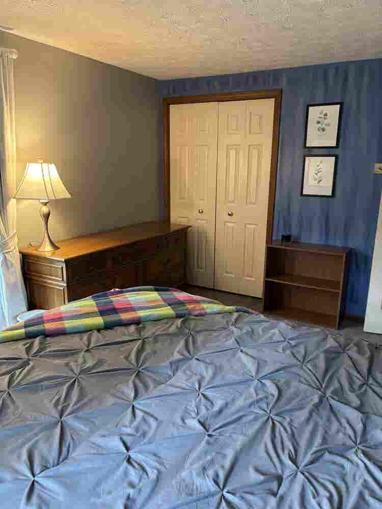 Cozy bedroom w/acc full bathroom