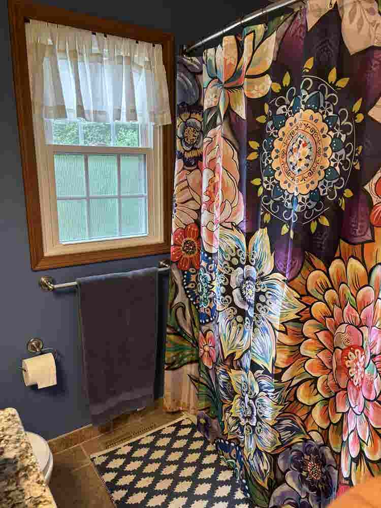 Cozy bedroom w/acc full bathroom
