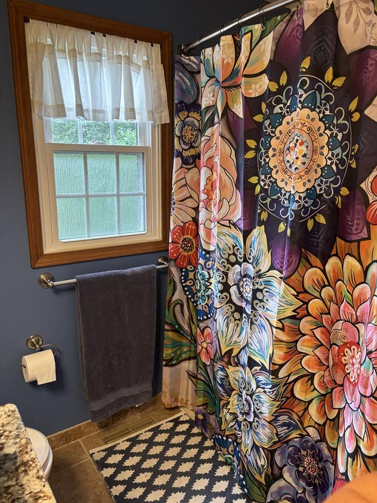 Cozy bedroom w/acc full bathroom