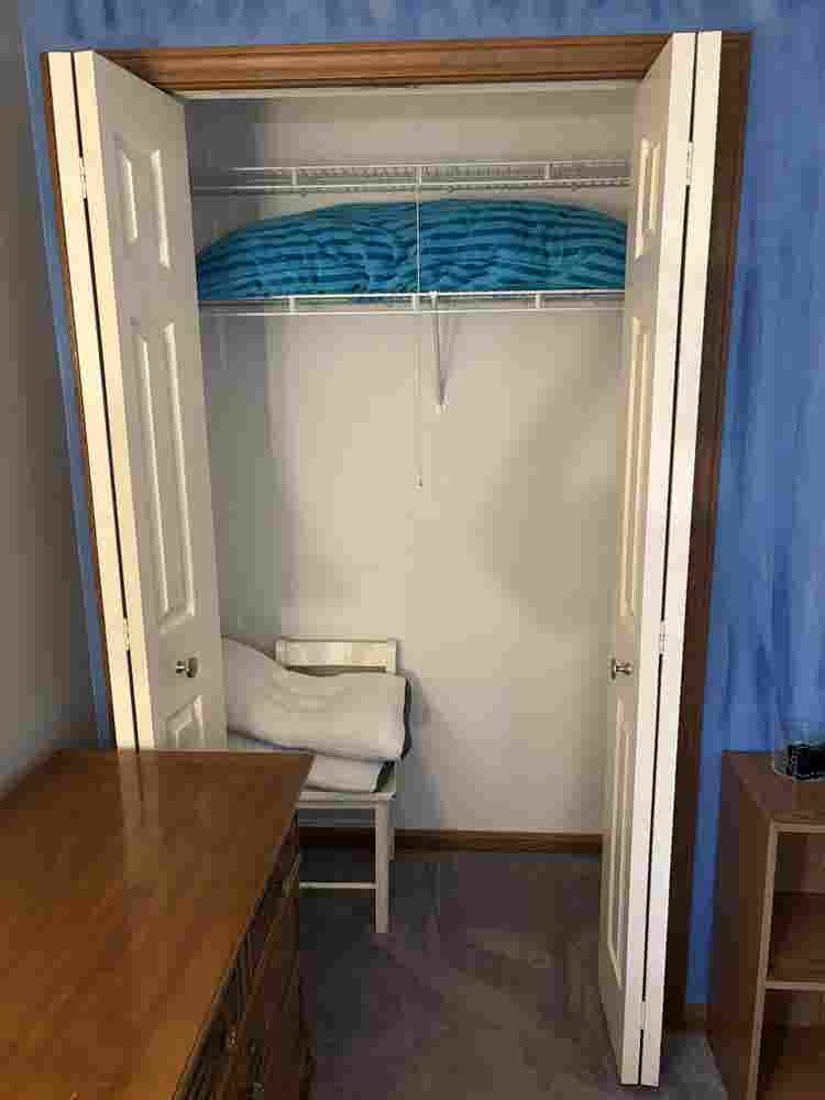 Cozy bedroom w/acc full bathroom