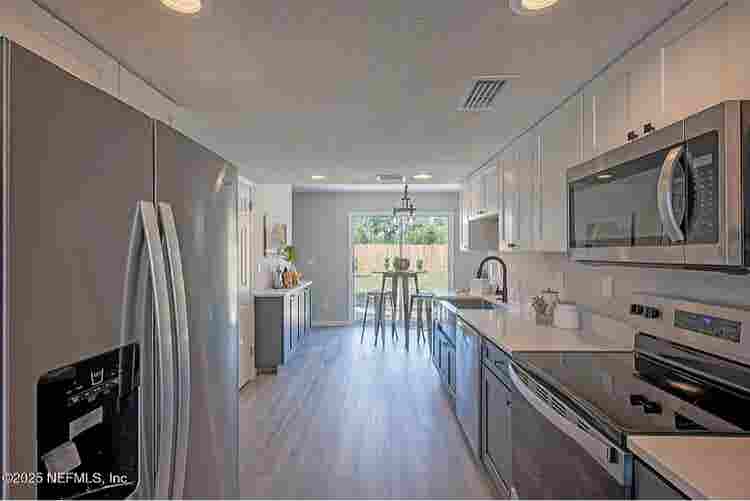 Master bedroom for rent in Mandarin