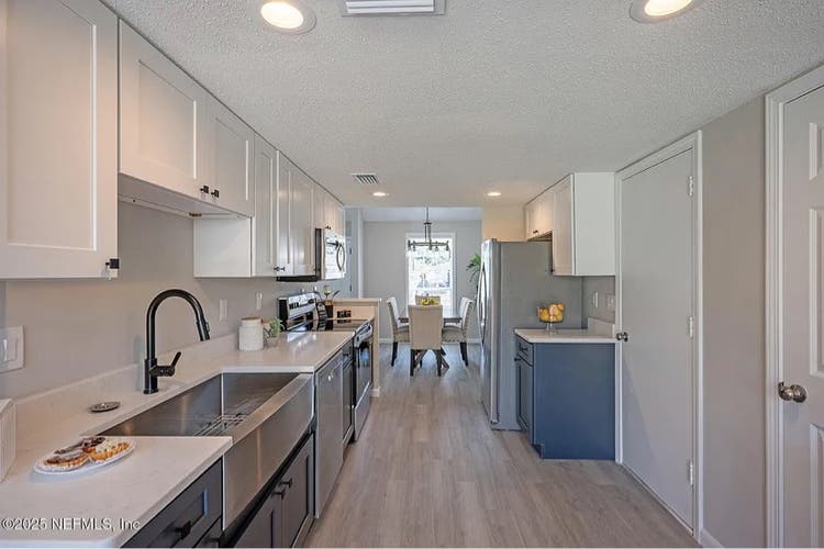 Master bedroom for rent in Mandarin