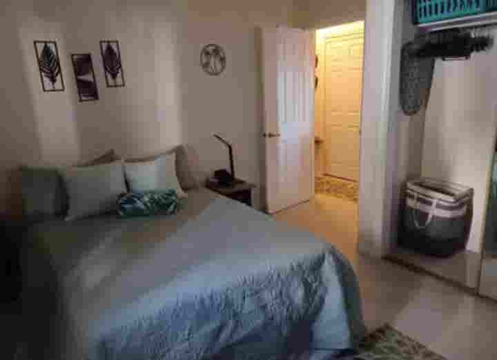 Honolulu Room/Bath for rent