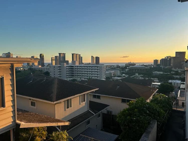 Honolulu Room/Bath for rent