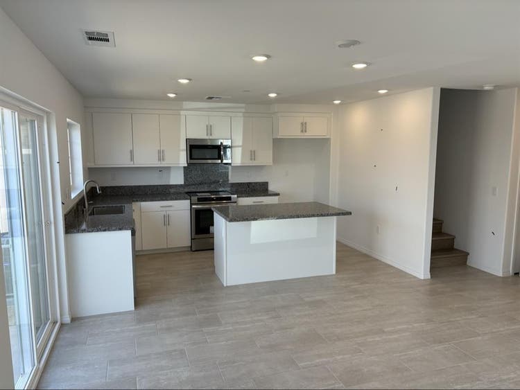 Private room in Riverside!