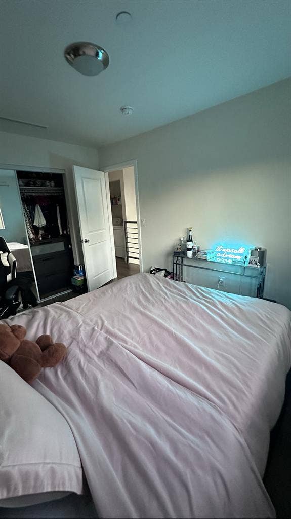 1 private bedroom//