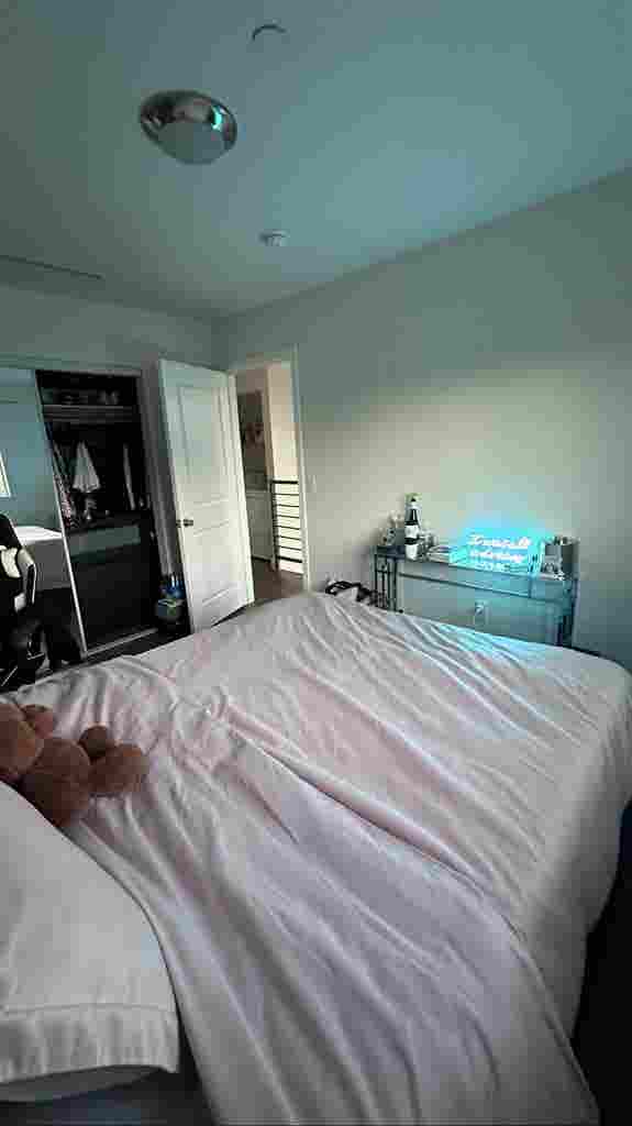 1 private bedroom//