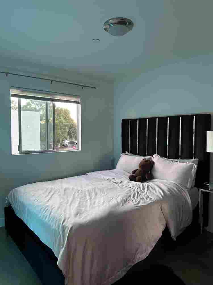 1 private bedroom//