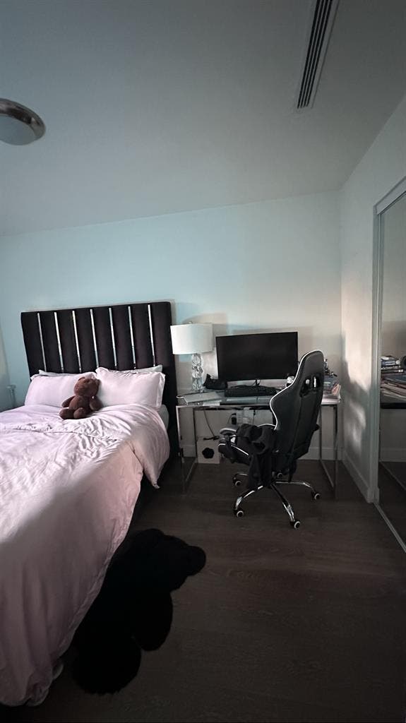 1 private bedroom//