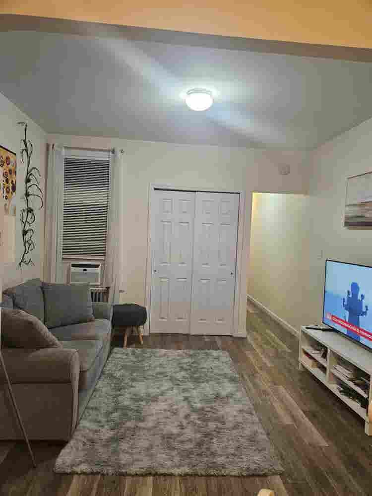 Ridgewood apt / private entrance