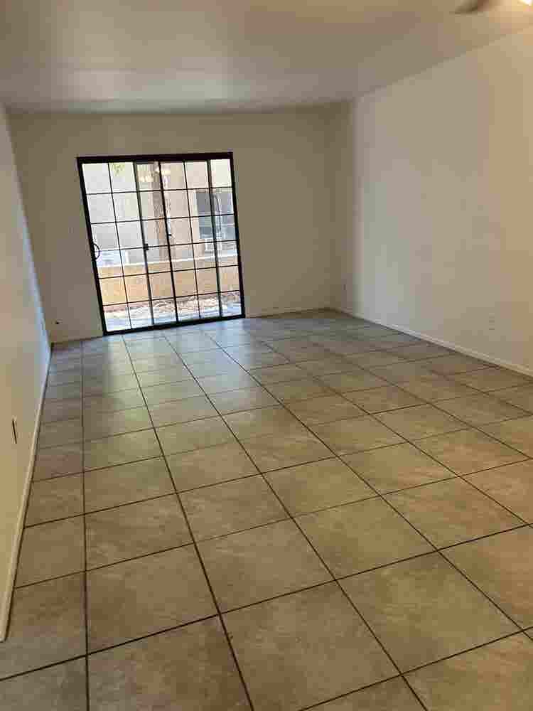 Looking for a girl roommate