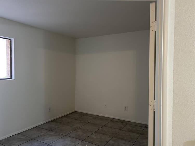 Looking for a girl roommate