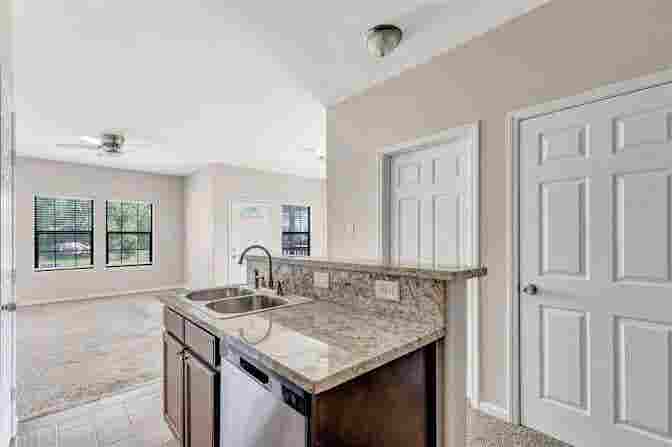 FREE UTILITIES- ROOM FOR RENT