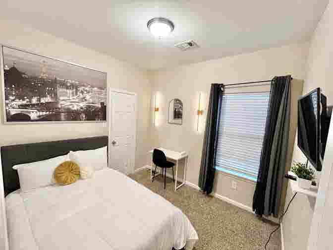FREE UTILITIES- ROOM FOR RENT
