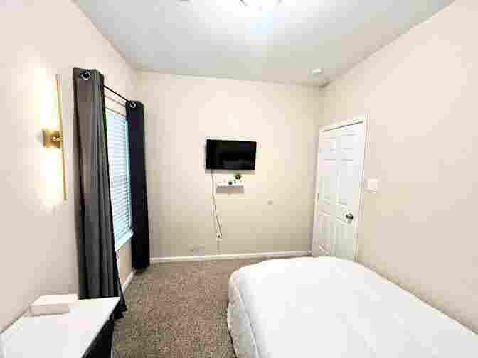 FREE UTILITIES- ROOM FOR RENT