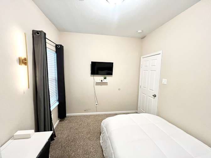 FREE UTILITIES- ROOM FOR RENT