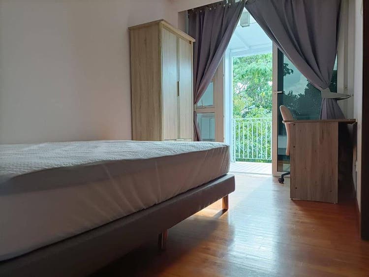 Common bedroom with Balcony