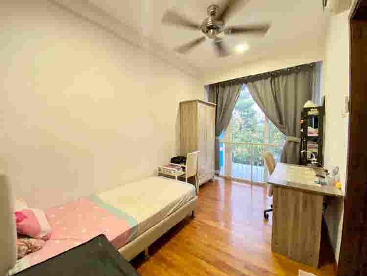 Common bedroom with Balcony