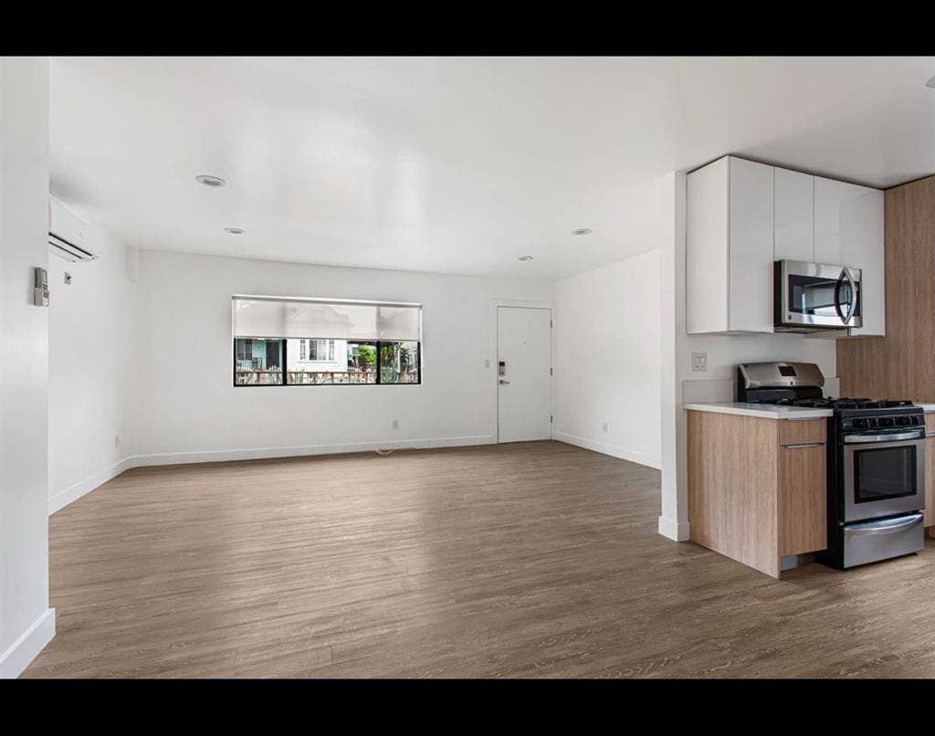 USC & Downtown LA | Newly Studio |