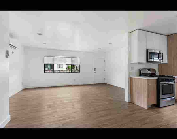 USC & Downtown LA | Newly Studio |