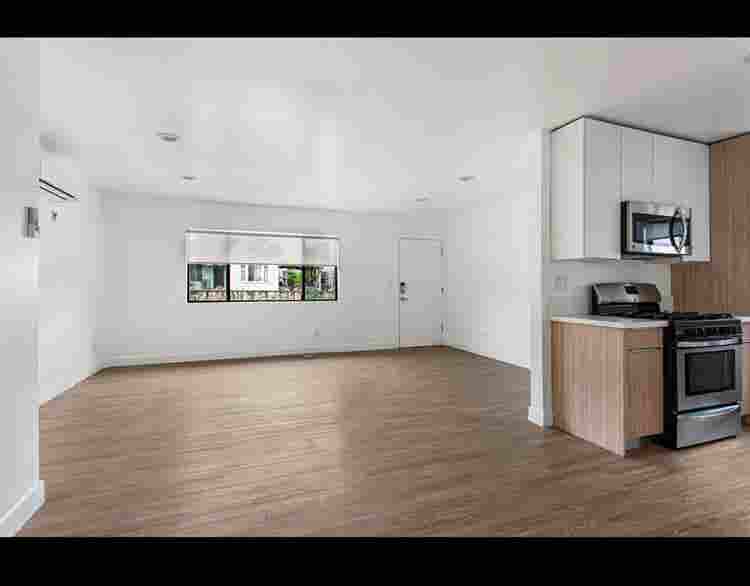 USC & Downtown LA | Newly Studio |