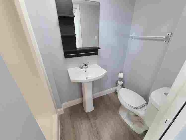 LARGE Room with PRIVATE BATH