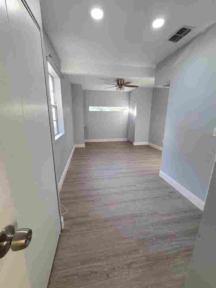 LARGE Room with PRIVATE BATH