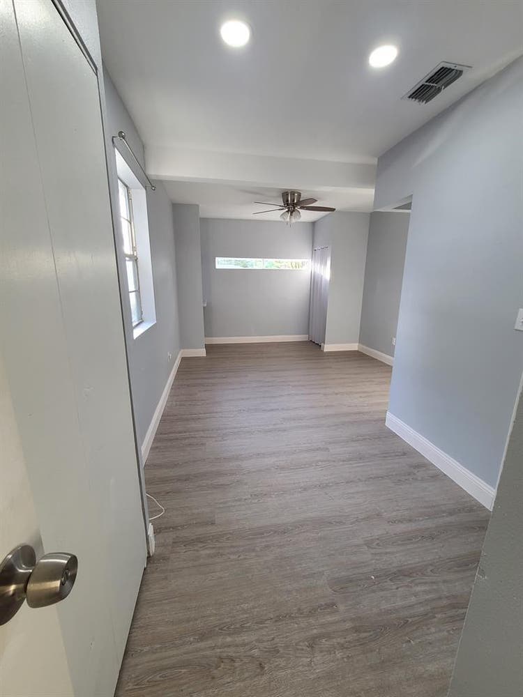 LARGE Room with PRIVATE BATH