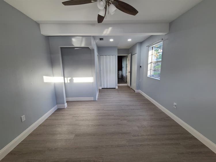 LARGE Room with PRIVATE BATH