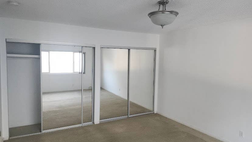 One bedroom in Hollywood view apt