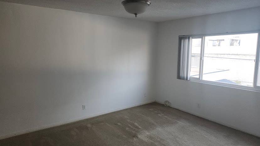 One bedroom in Hollywood view apt