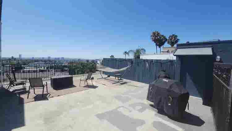 One bedroom in Hollywood view apt