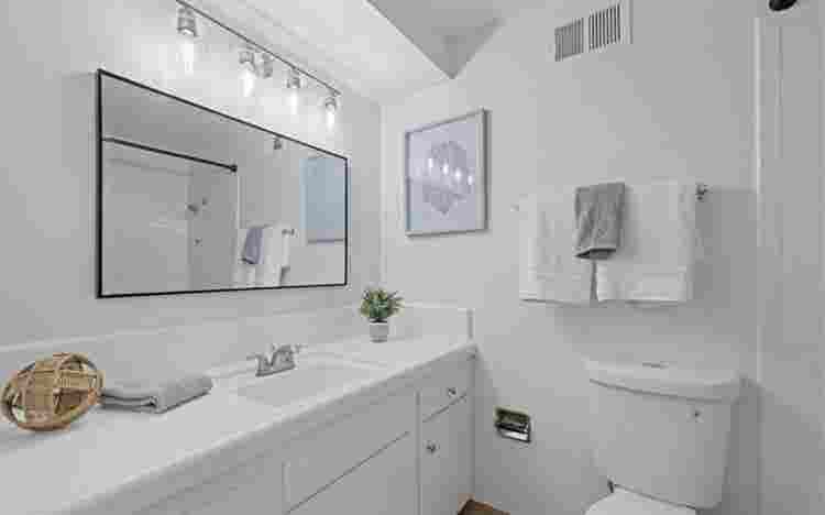 $ 
Roommate for Gardena 
House