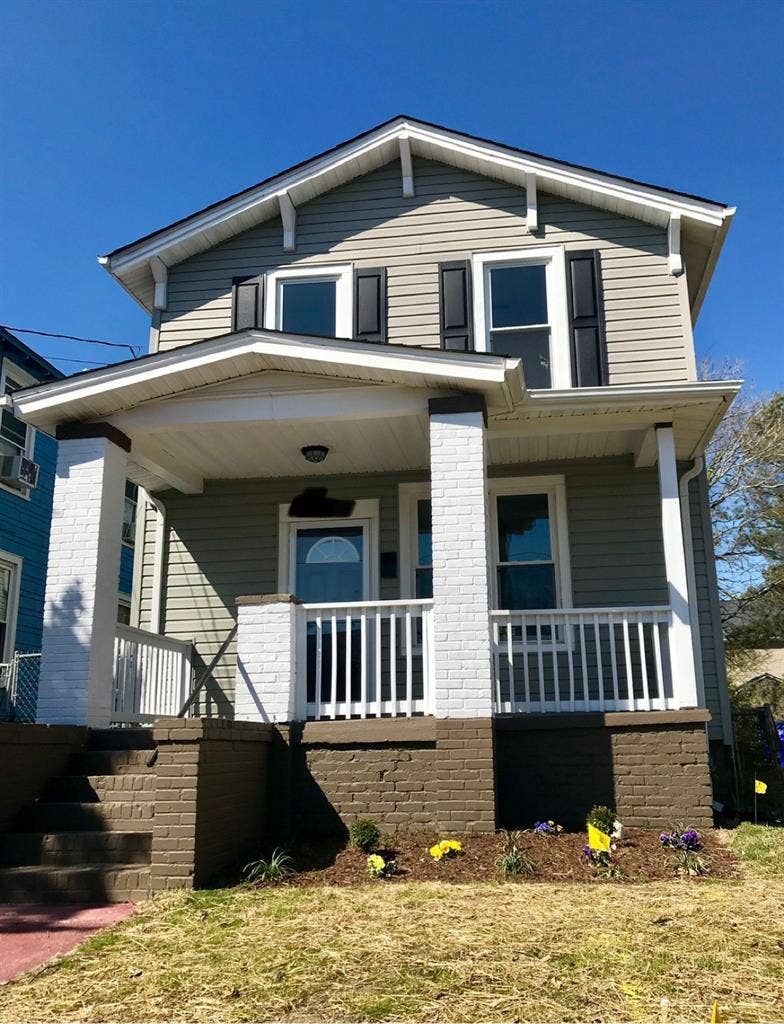 Looking for roommate around October