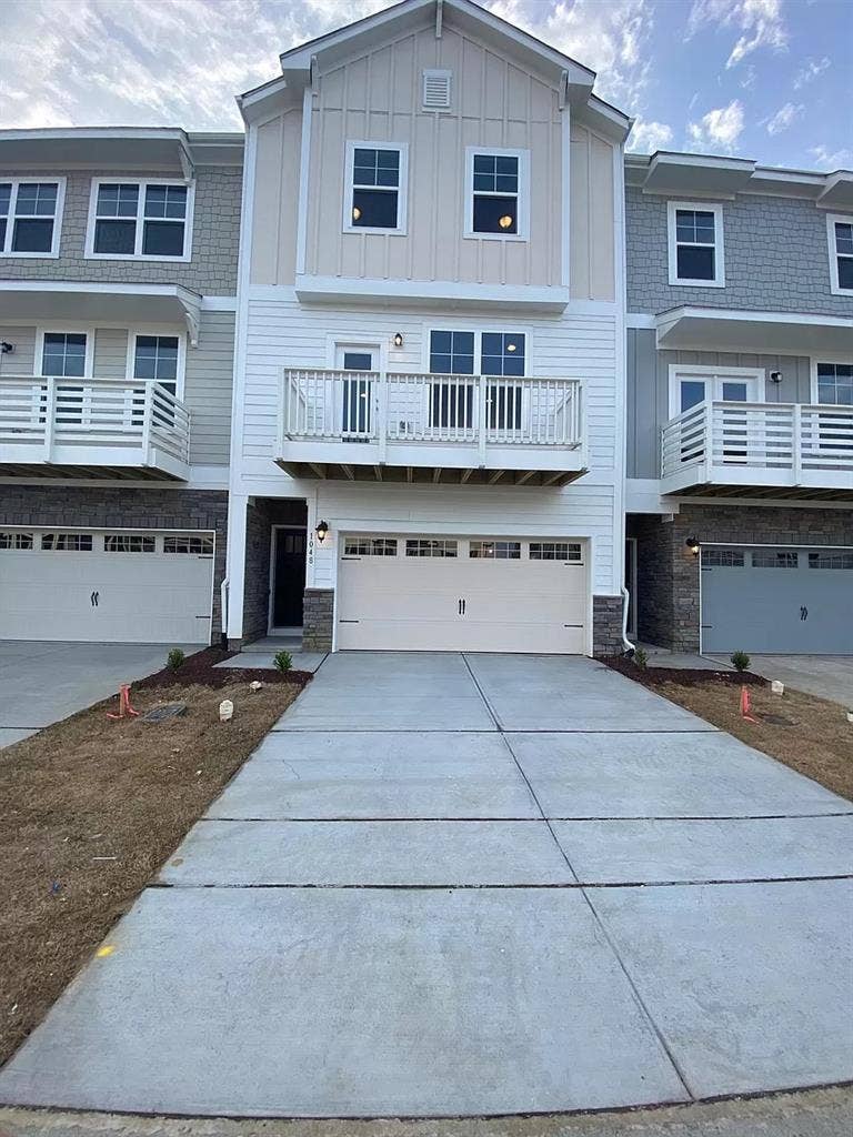 4 BR in Apex