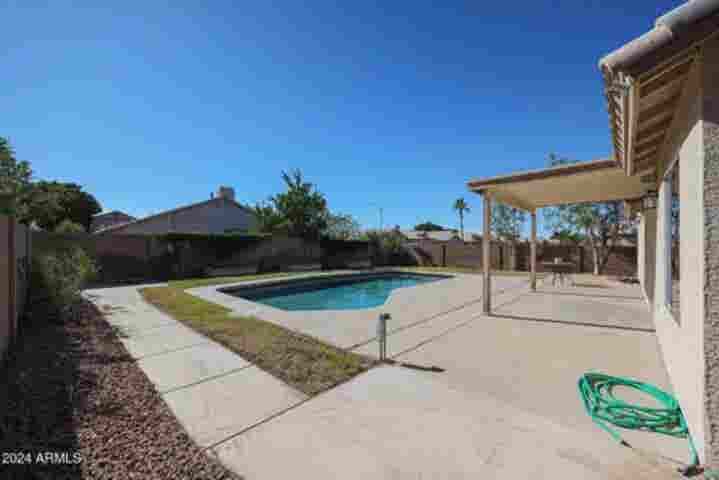Room for Rent - Pool & Private Bath