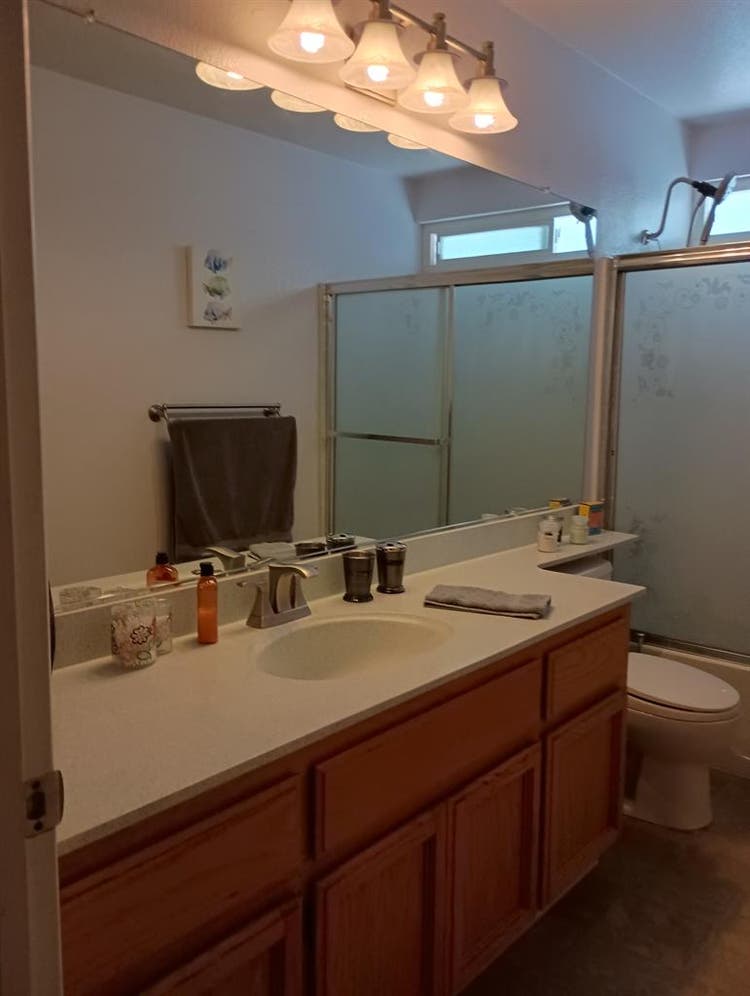 Room for rent w/shared bathroom