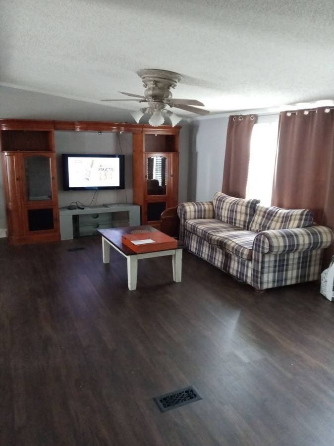 ROOMMATES WANTED