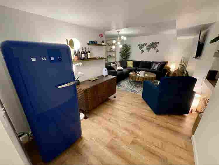 Sunny room in funky townhouse