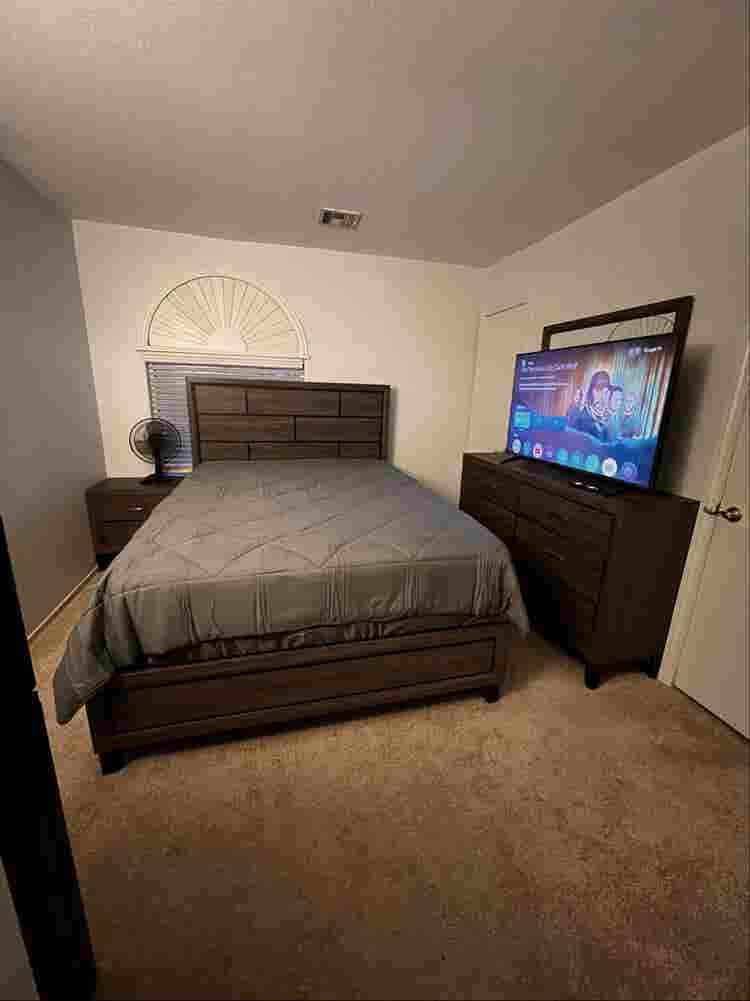 1 Bedroom with Walking Closet