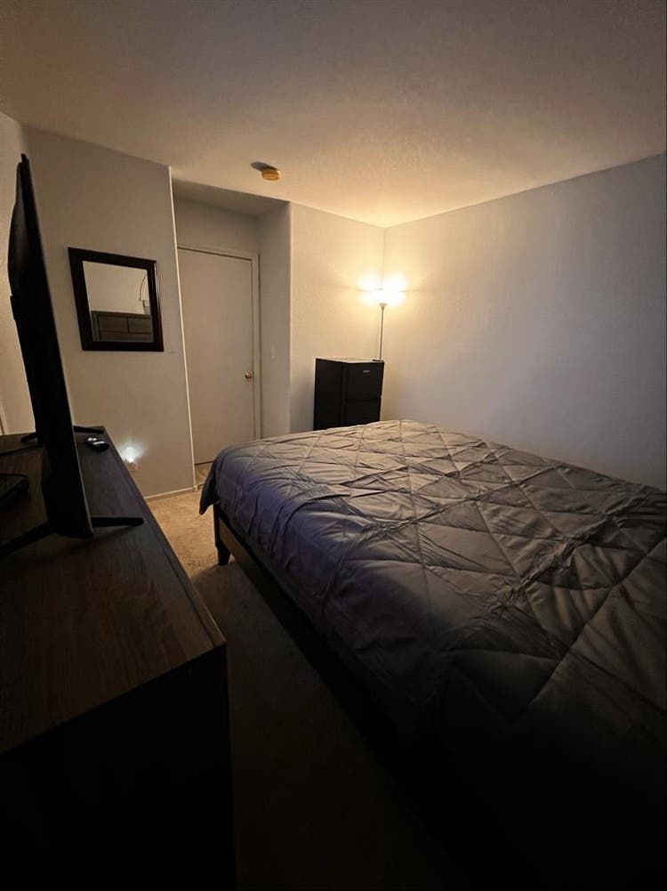 1 Bedroom with Walking Closet