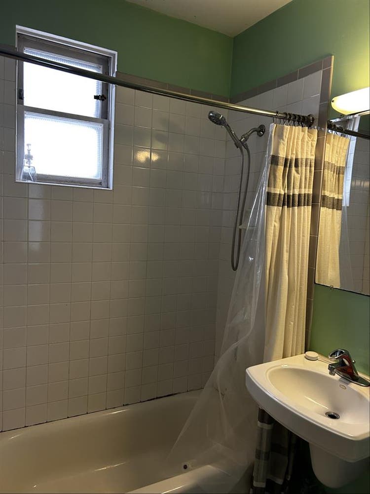 Room for Rent in Logan Squaree