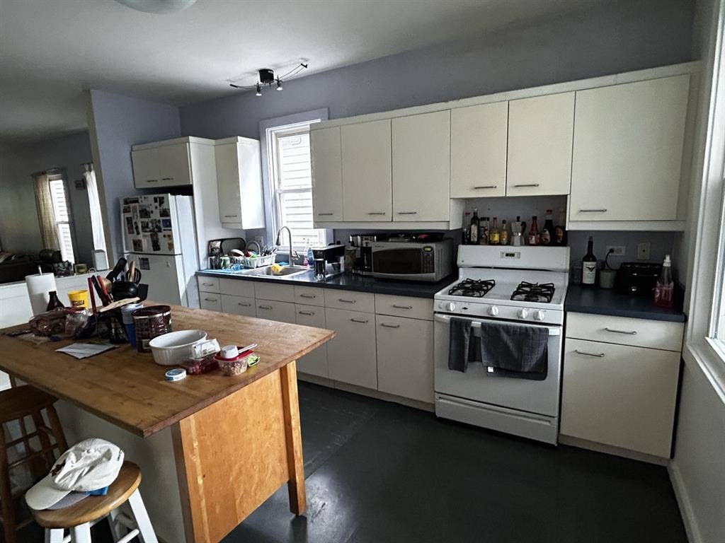 Room for Rent in Logan Squaree