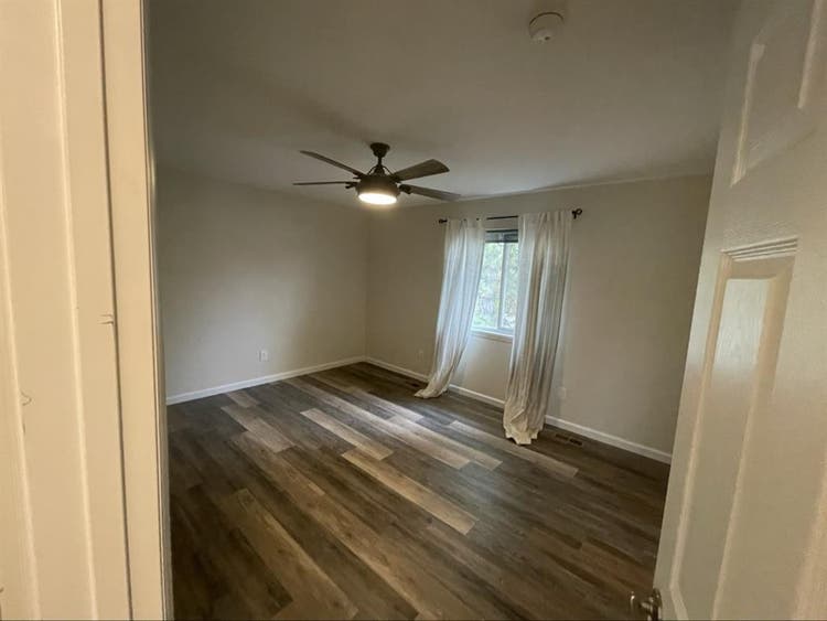Looking for roommate