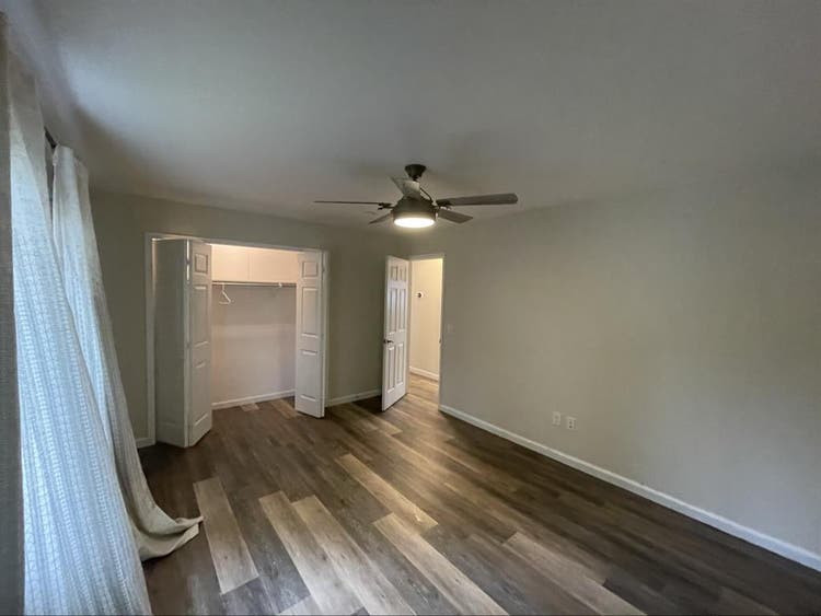 Looking for roommate