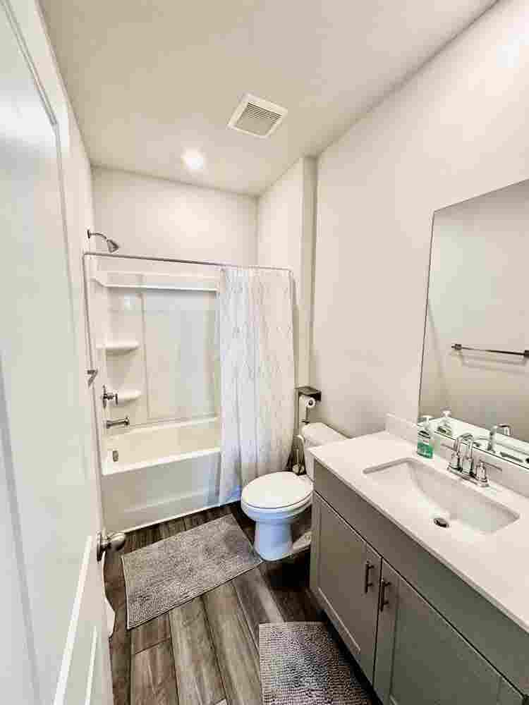 Male roommate in Duluth area
